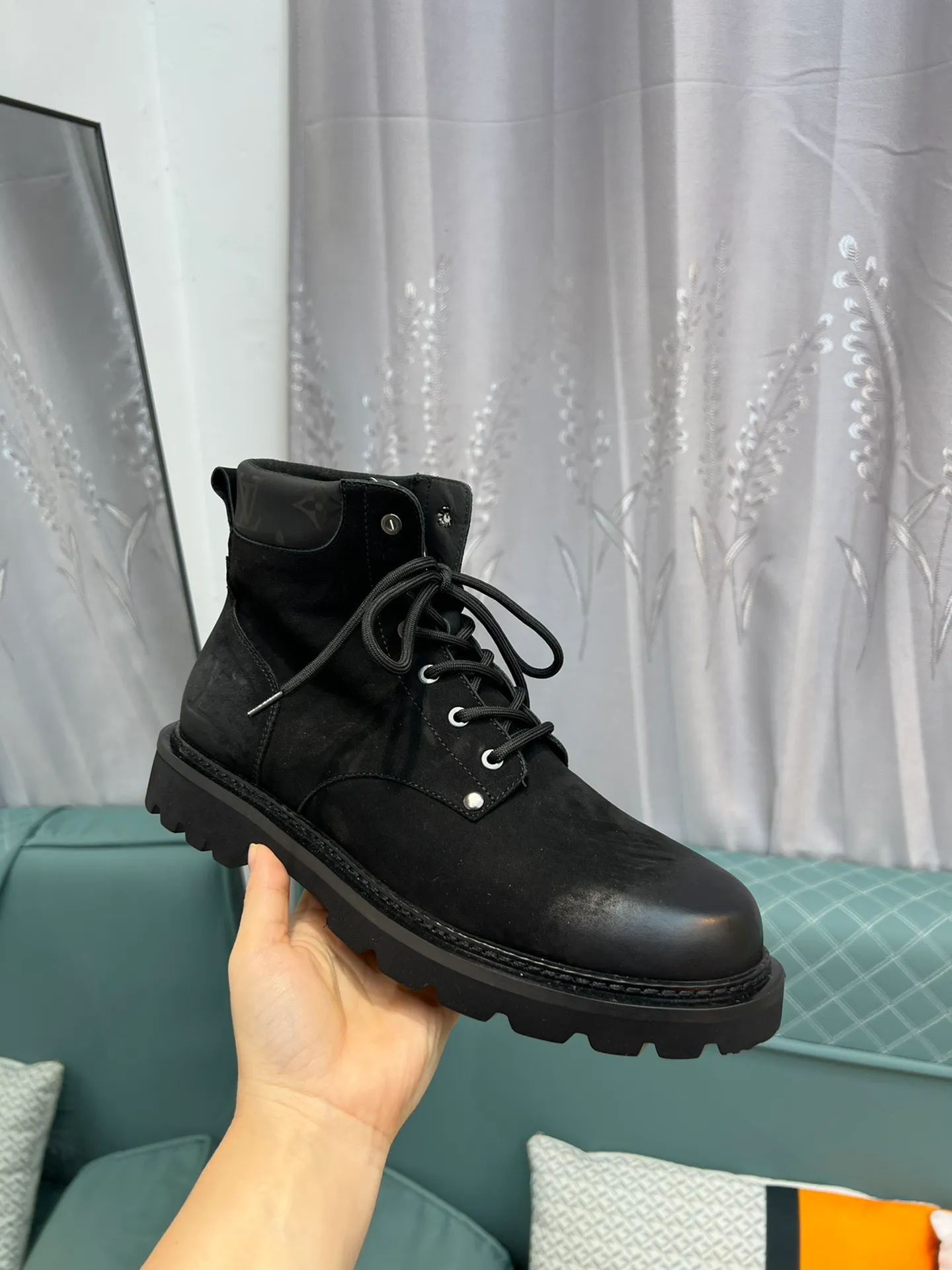 Men's shoes 💰900 L Home - the latest LV men's business casual boots, luxury and nobility are a must, all made of imported original first-layer cowhide, just to create a more comfortable wearing experience, ➕top imported water-dyed full cow lining, original high wear-resistant outsole! 👏👏 Size: Male 39-44; (38 45 46 customized)